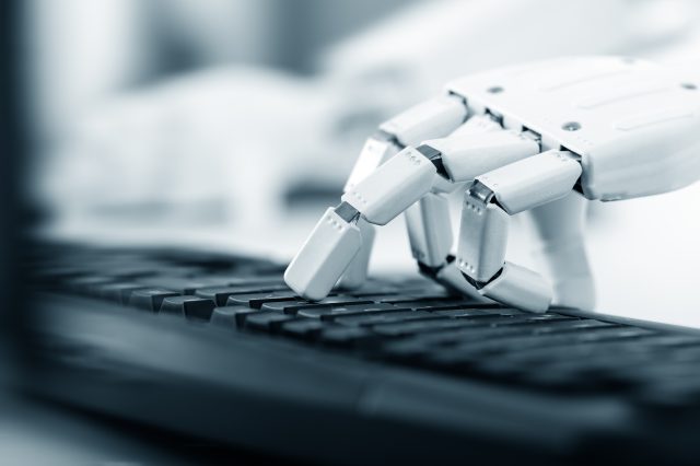 Ein Roboter tippt auf einer Tastatur. Symbolbild für den Wasserverbrauch von KI. | © Adobe Stock/M.Dörr & M.Frommherz