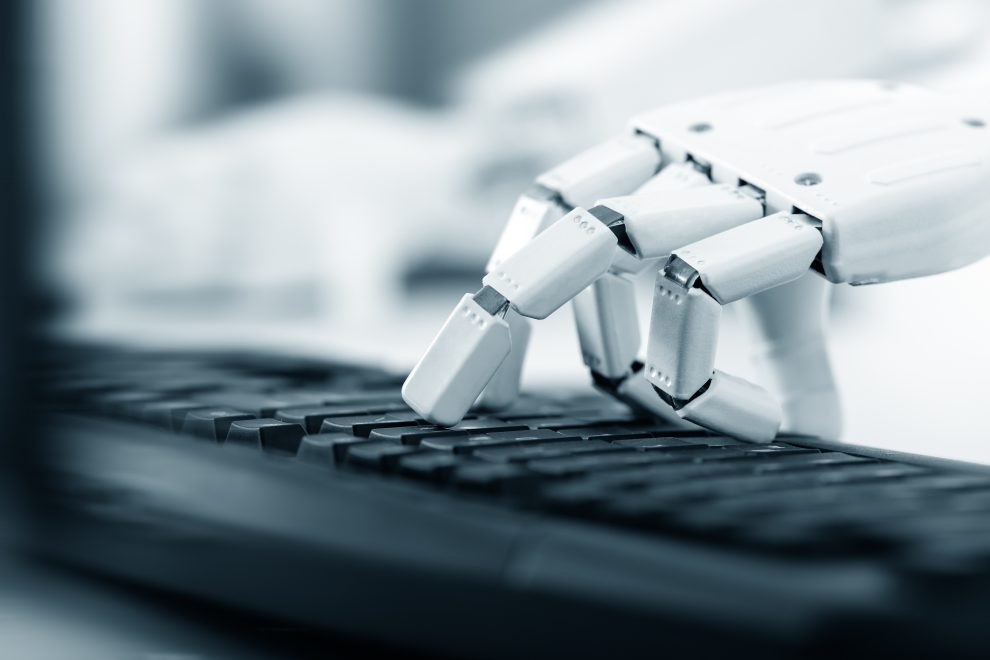 Ein Roboter tippt auf einer Tastatur. Symbolbild für den Wasserverbrauch von KI. | © Adobe Stock/M.Dörr & M.Frommherz