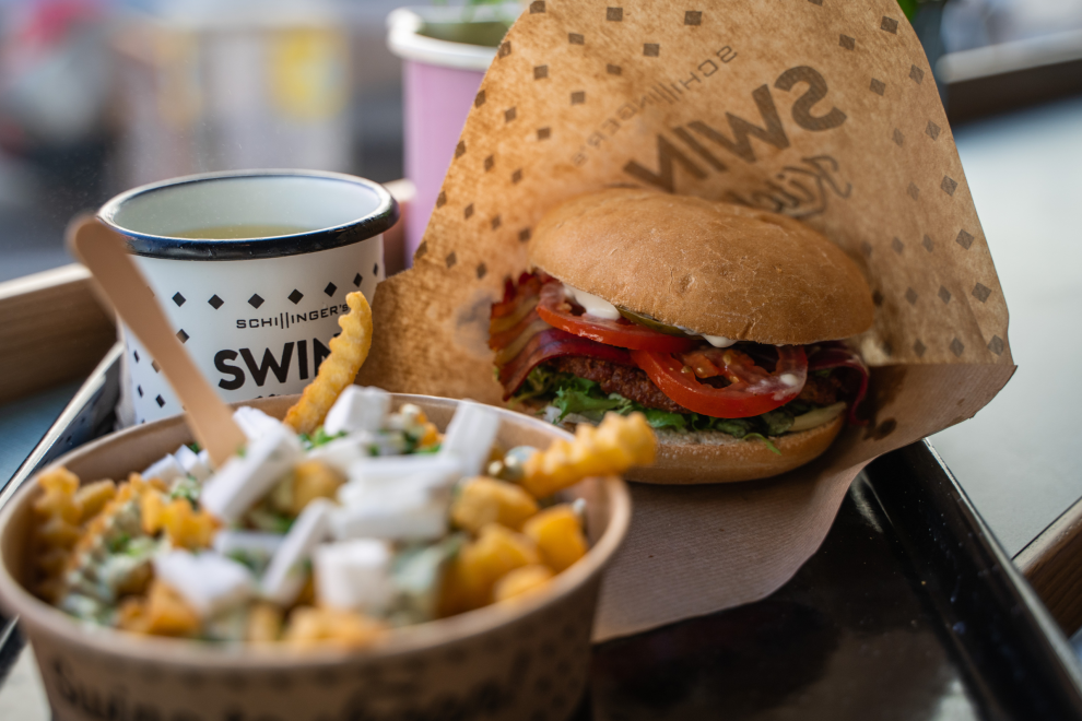 Burger und Pommes des Lokals Swing Kitchen. Symbolbild dafür, dass das Lokal Insolvenz angemeldet hat. | © Swing Kitchen