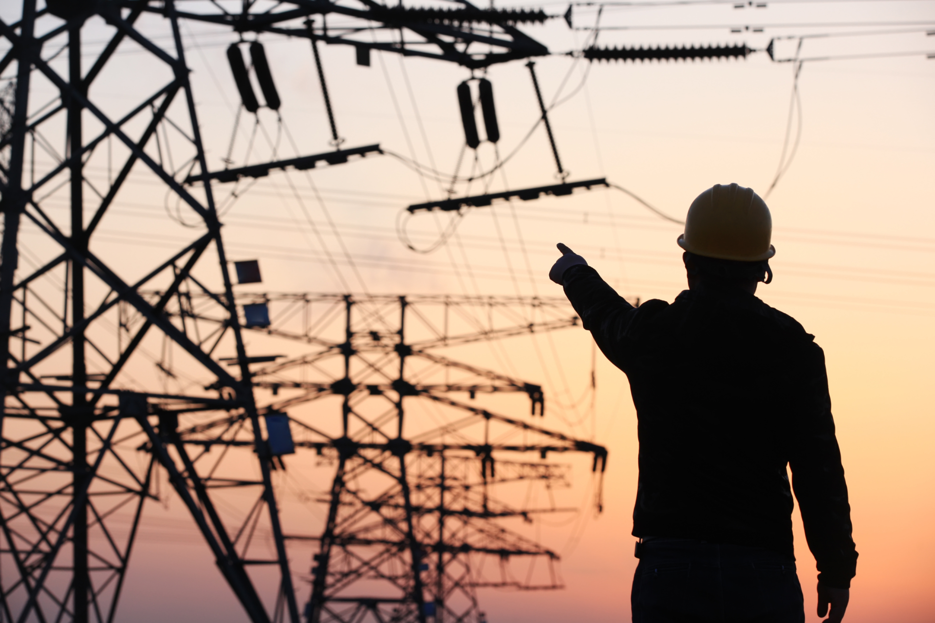 Ein Elektrotechniker steht vor einem Strommasten. Symbolbild für die Erfolge, die außerhalb der Herbstlohnrunde erzielt wurden. | © Adobe Stock/zhengzaishanchu