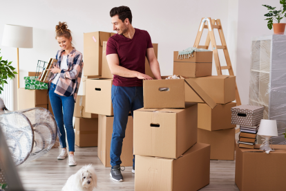 Ein Paar zieht in eine neue Wohnung ein und packt Kisten aus. Symbolbild für Rassismus am Wohnungsmarkt. | © Adobe Stock/gpointstudio