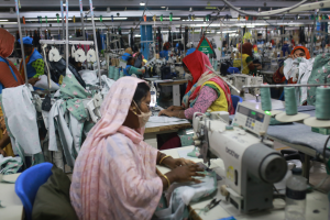 Frauen in einer Fabrik in Bangladesch nähen Kleidung. Symbolbild für das Lieferkettengesetz. | © Adobe Stock/Rehman Asad