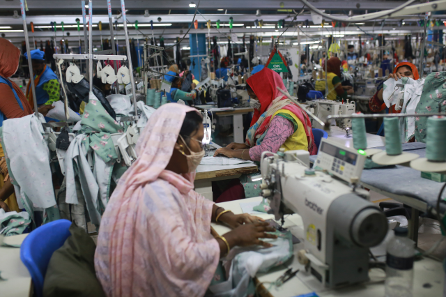 Frauen in einer Fabrik in Bangladesch nähen Kleidung. Symbolbild für das Lieferkettengesetz. | © Adobe Stock/Rehman Asad