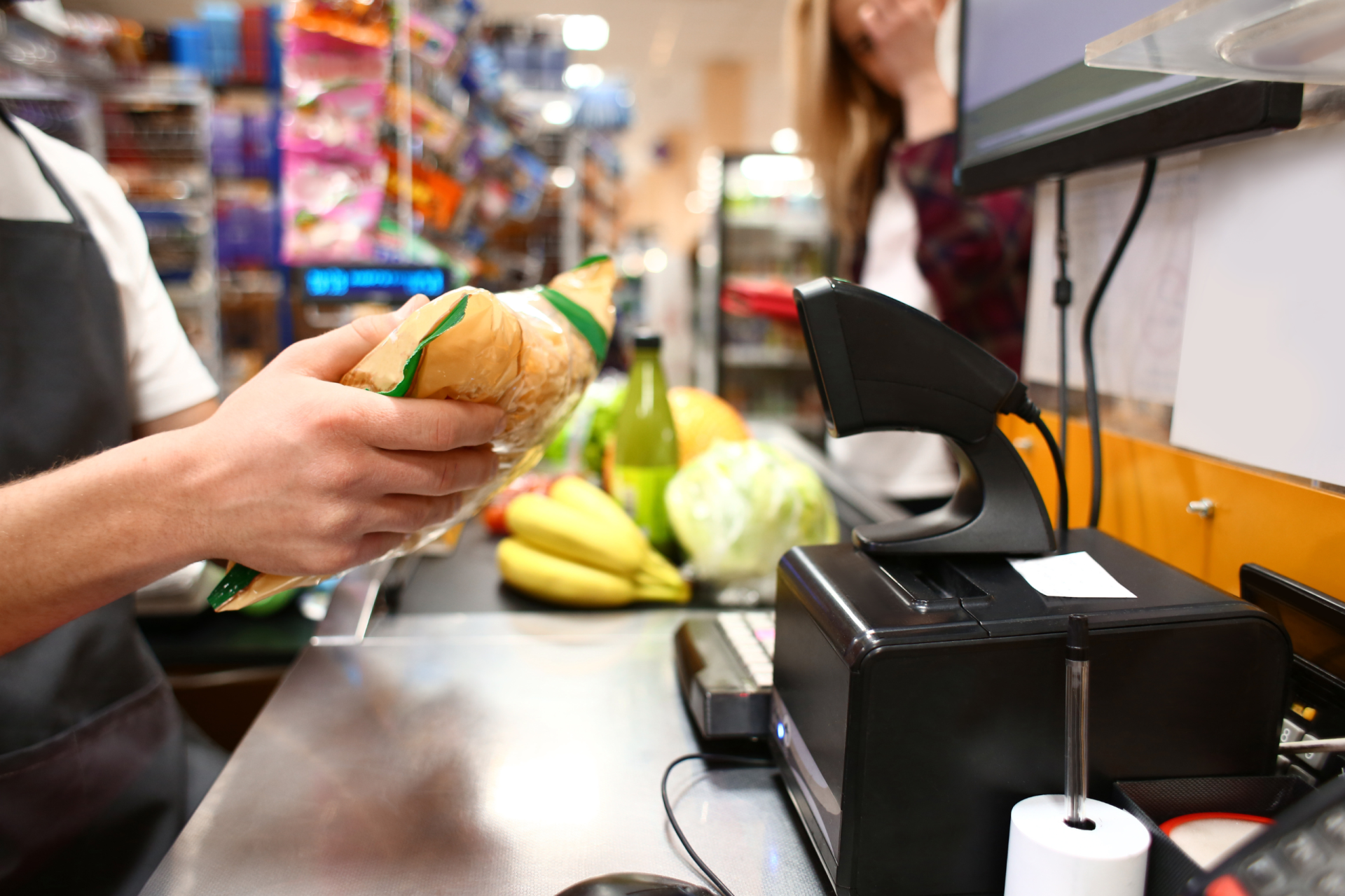 Eine Person im Handel scannt Produkte an der Kasse. Symbolbild: Im Handel kam es zu einer Einigung. | © Adobe Stock/Pixel-Shot