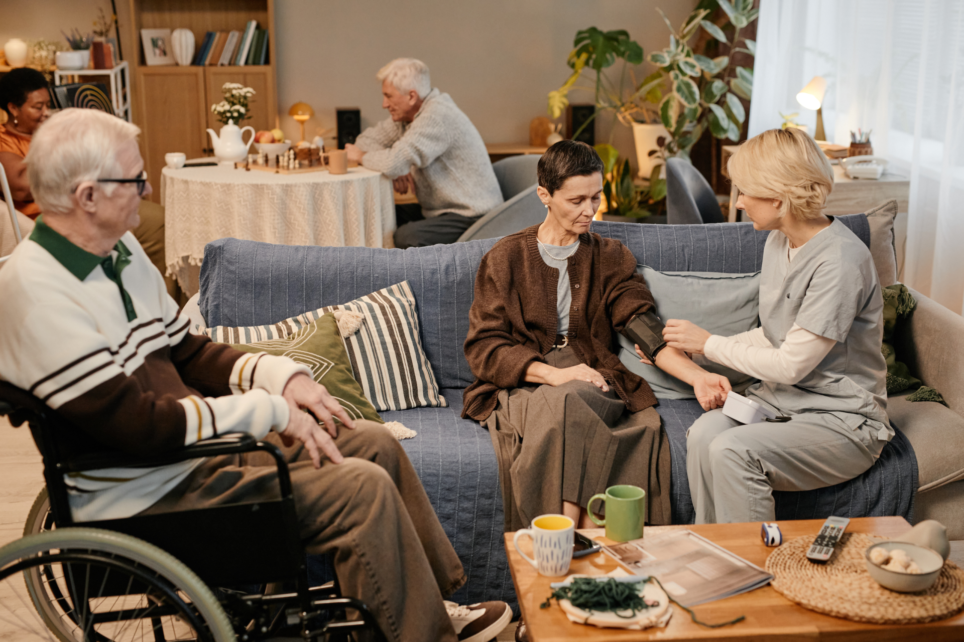 Eine Pflegerin arbeitet im Altersheim. Symbolbild für die gescheiterte vierte Runde der KV-Verhandlungen in der Sozialwirtschaft.