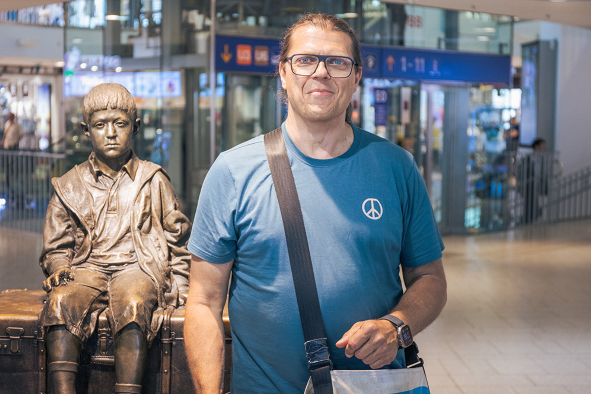 Guide Erik Stettler neben dem Denkmal „Für das Kind“. „Demokratienerkennt man daran, ob es freie Gewerkschaften gibt.“