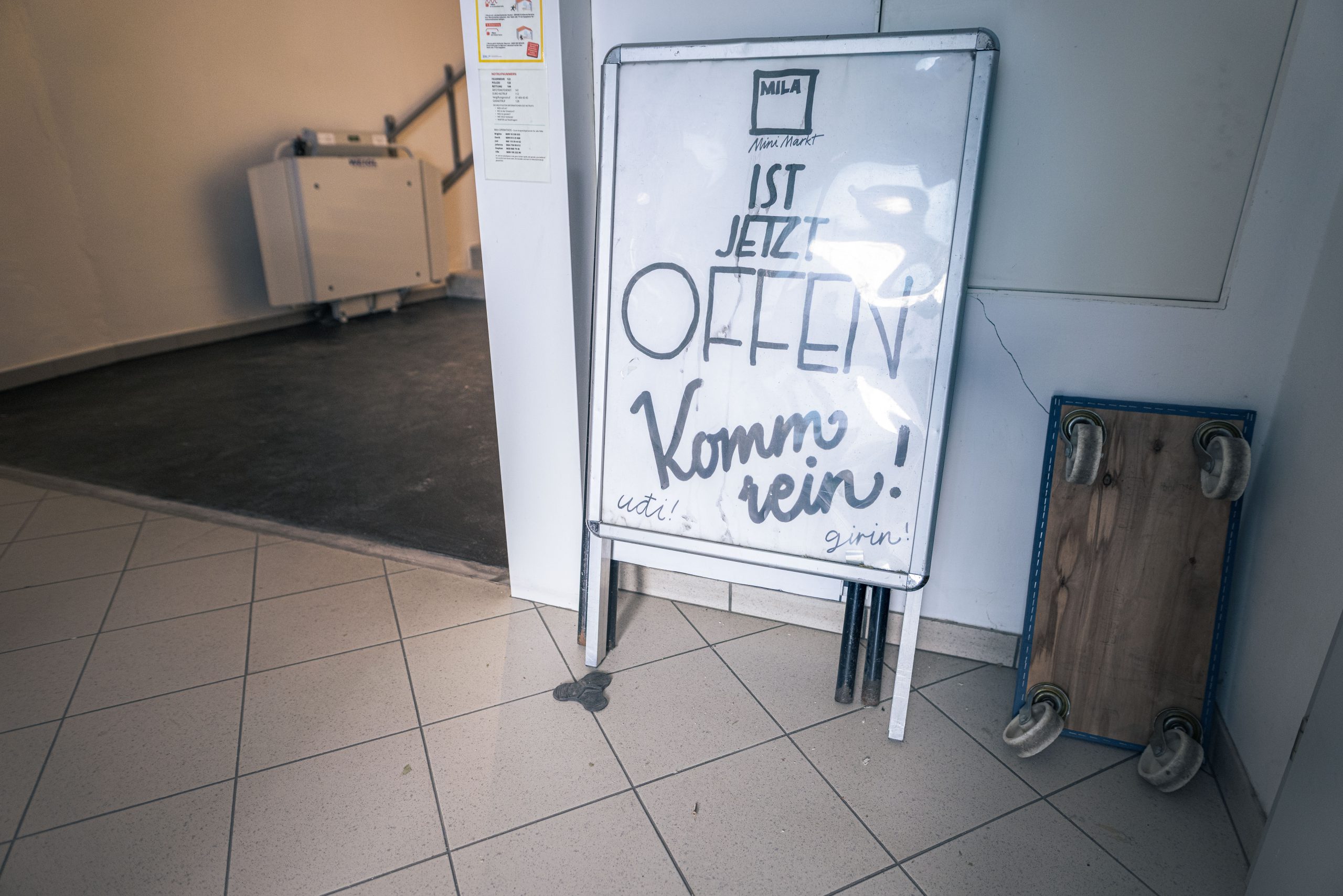Ein Schild mit der Aufschrift: Mila ist jetzt offen. Komm rein!