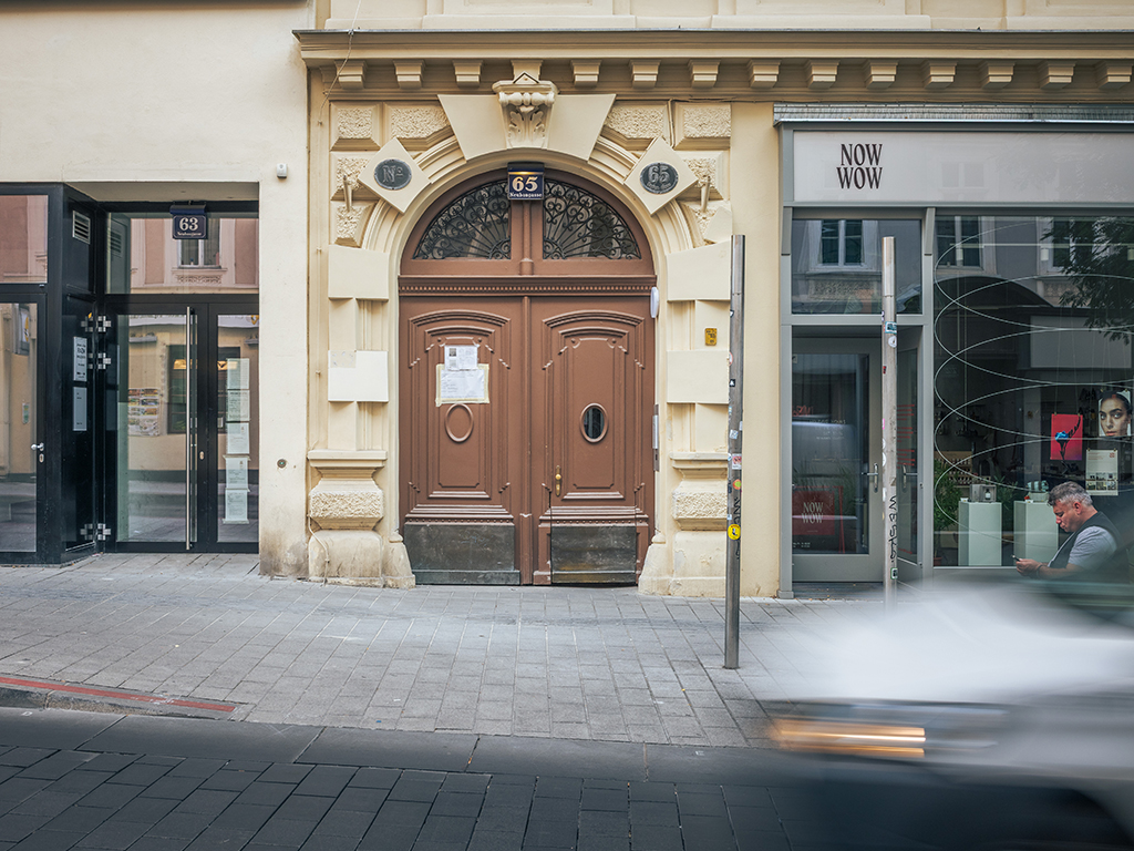 Ein Gebäude in Wien. Darauf steht "Neubaugasse 65".