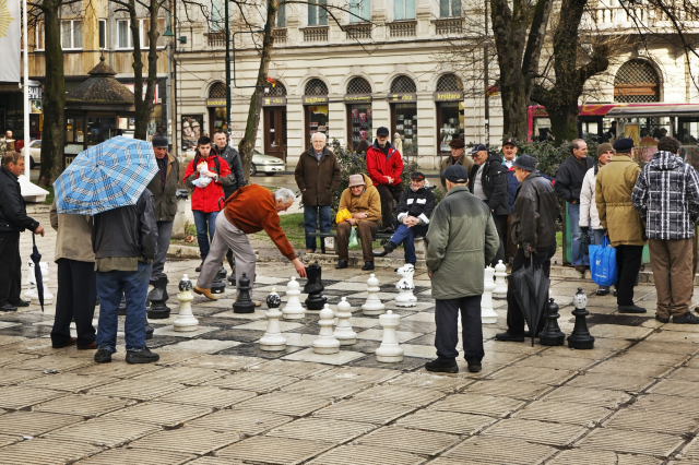 Menschen in Sarajevo spielen Schach. Symbolbild für die Auflagen für den EU-Beitritt von Bosnien und Herzegowina.