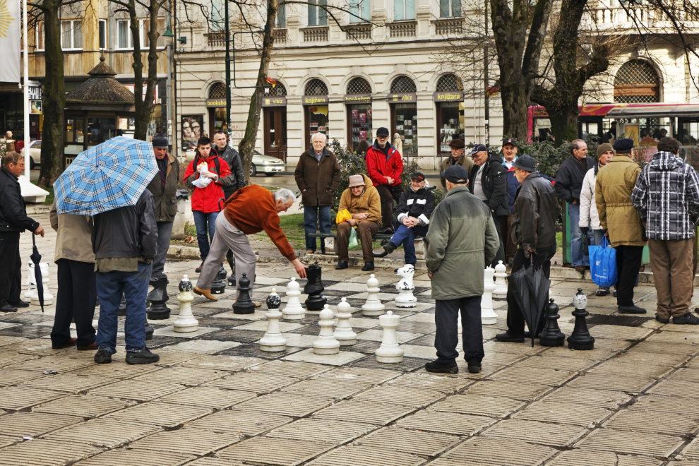 Menschen in Sarajevo spielen Schach. Symbolbild für die Auflagen für den EU-Beitritt von Bosnien und Herzegowina.