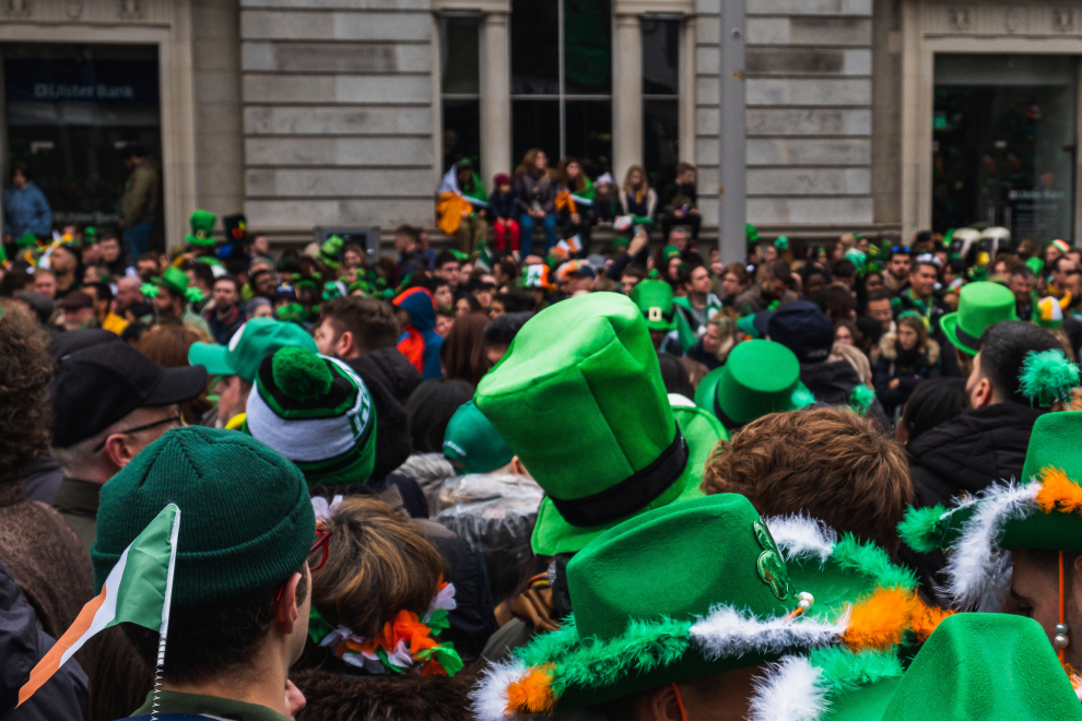 Junge Menschen in Irland feiern St. Patricks Day in Dublin. Symbolbild für die Wohnungskrise in Irland.