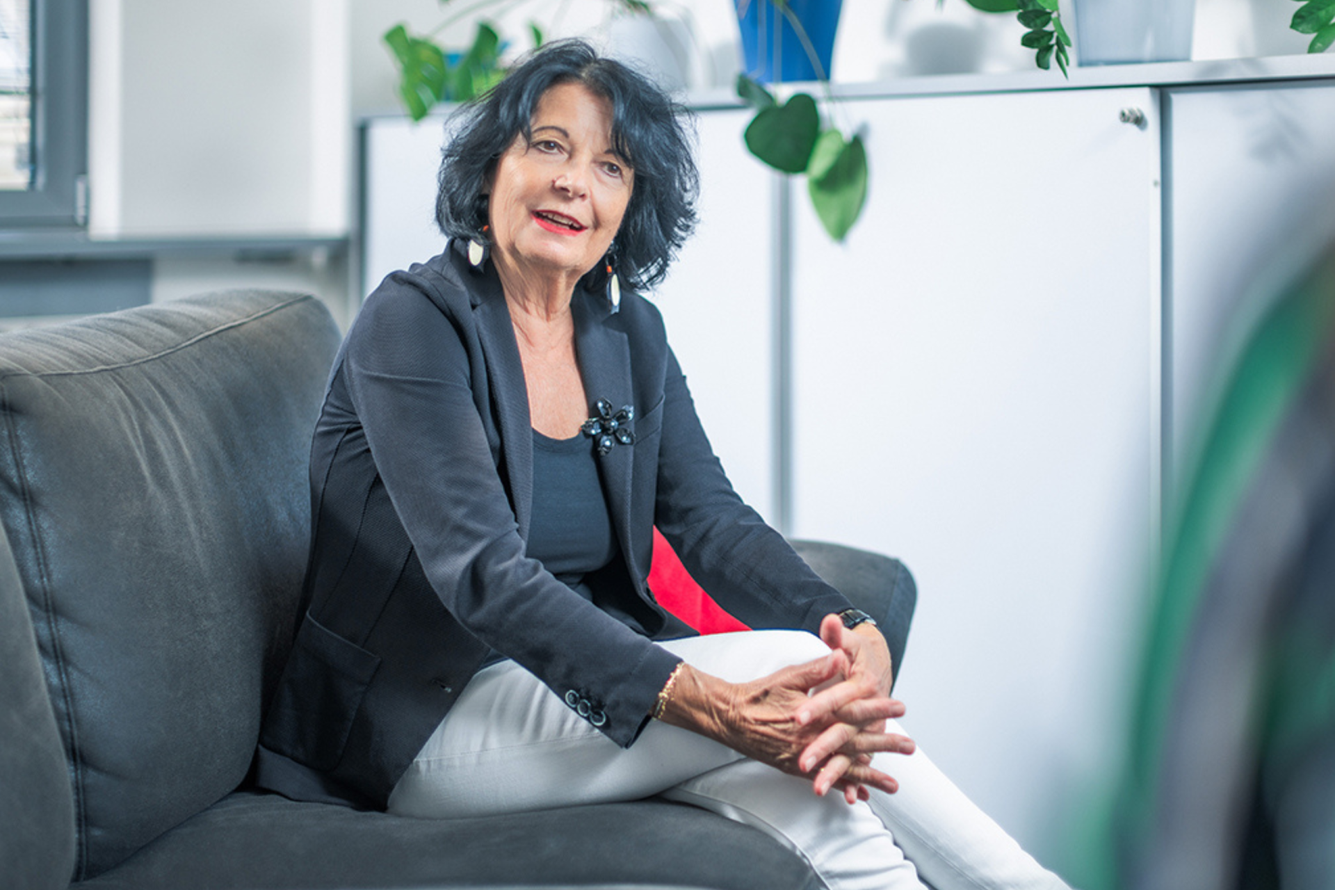 Christiane Spiel sitzt auf einer schwarzen Couch. Symbolbild: Für die Psychologin Christiane Spiel ist Bildung das wichtigste Politikfeld von allen, „denn jeder hier investierte Euro kommt vielfach zurück“.