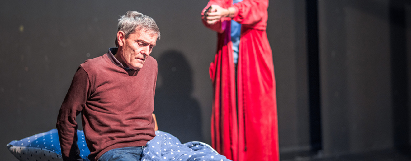 Zwei Menschen proben für eine Theateraufführung. Symbolbild: Theaterprobe bei Kürbis: Das Stück „True Crime“ entstammt einem internationalen Schreibwettbewerb, den der Kulturverein ausgeschrieben hat.
