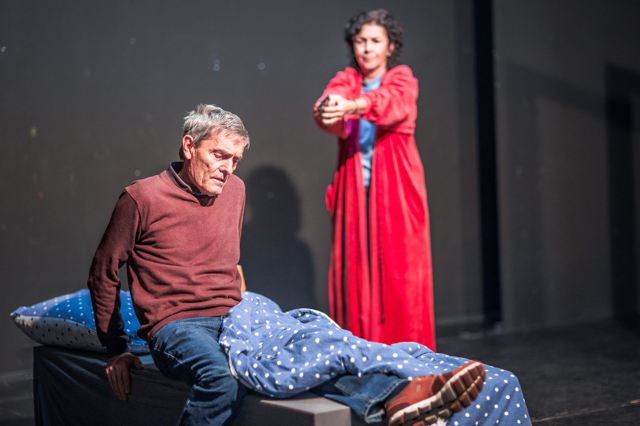 Zwei Menschen proben für eine Theateraufführung. Symbolbild: Theaterprobe bei Kürbis: Das Stück „True Crime“ entstammt einem internationalen Schreibwettbewerb, den der Kulturverein ausgeschrieben hat.