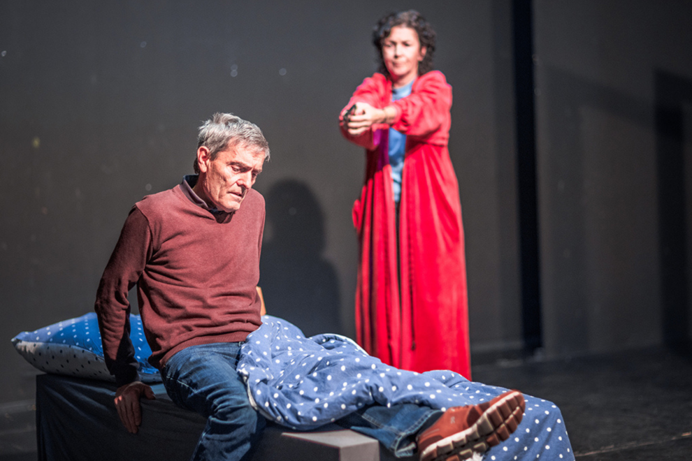 Zwei Menschen proben für eine Theateraufführung. Symbolbild: Theaterprobe bei Kürbis: Das Stück „True Crime“ entstammt einem internationalen Schreibwettbewerb, den der Kulturverein ausgeschrieben hat.