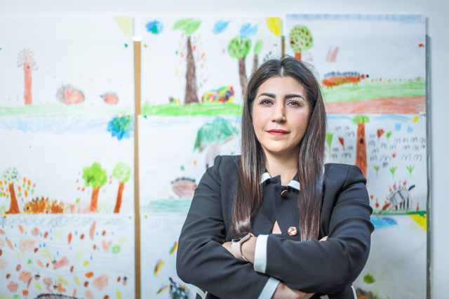 Ilkay Idiskut vor einer Wand voller Zeichnungen. Sie unterrichtete an einer Volksschule im 10. Wiener Gemeindebezirk: „Kinder brauchen Personen, die sie verstehen – nicht nur sprachlich.“