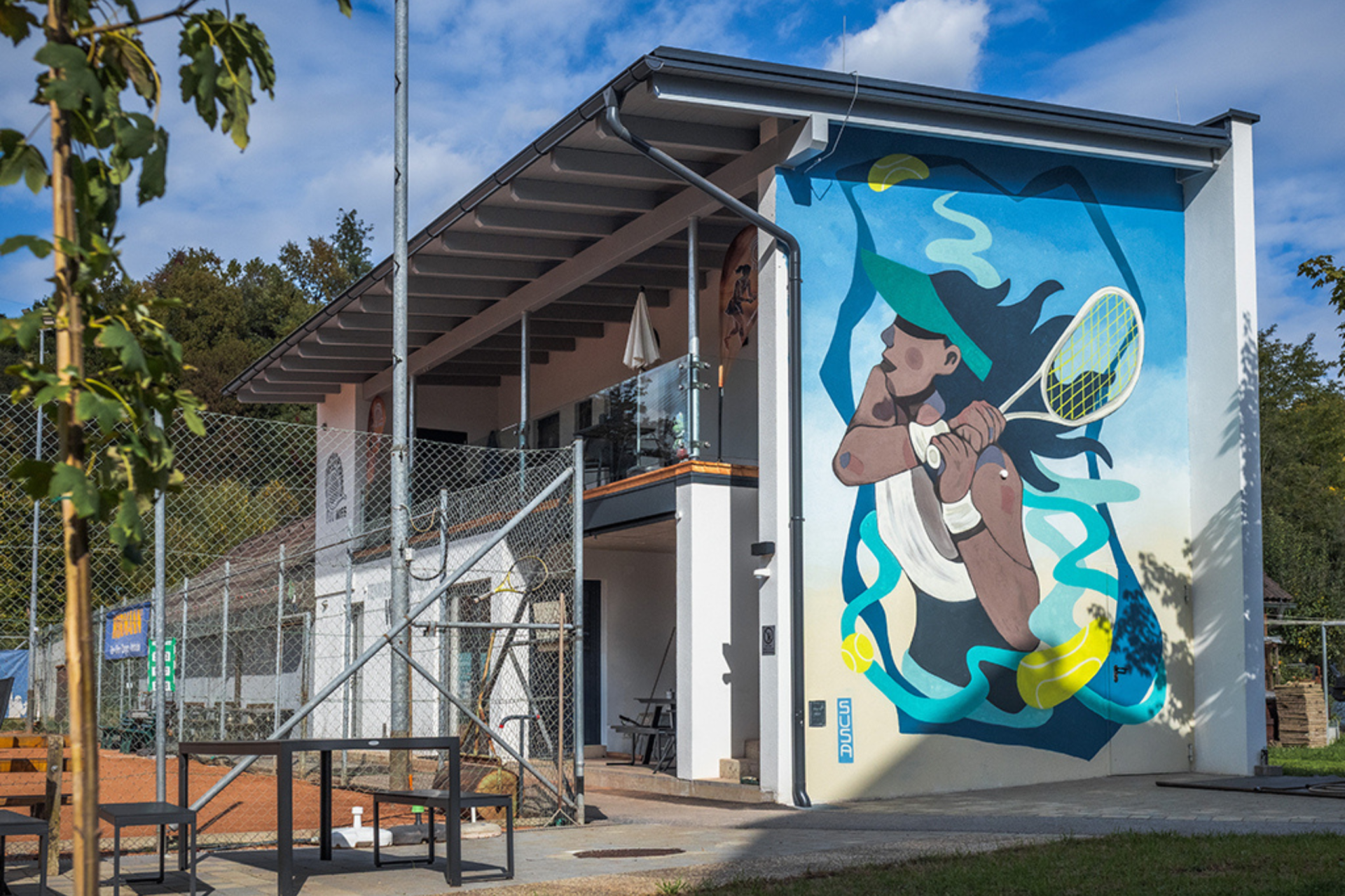 Serena Williams als Symbol für Stärke: Das Wandgemälde der Künstlerin Susanna Katter ist ein Appell an Frauen, sich von gesellschaftlichen Erwartungen zu befreien.