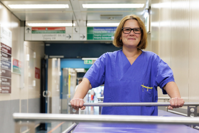 Yvonne Leitner wechselte beruflich von der Kanzlei ins Krankenhaus: Mit 43 Jahren studierte sie Gesundheits- und Krankenpflege und machte die Umschulung.