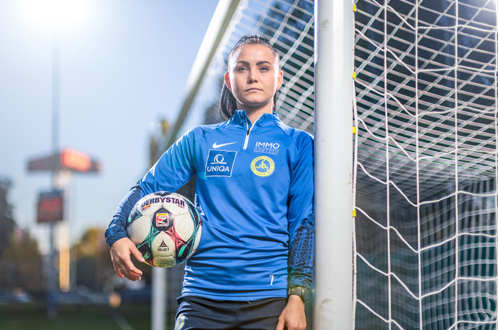 Claudia Wasser steht vor dem Tor, den Ball in der Hand. Vienna-Kapitänin Claudia Wasser hofft,was Mindestgehälter und soziale Absicherung im Frauenfußball angeht, auf die Gewerkschaft.