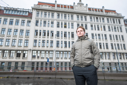Christopher Srb vor der „Mollardburg“: So nennen Schüler:innen die Berufsschule in der Wiener Mollardgasse. Die Lehre an sich sollte zukunftsorientierter sein, meint Srb.