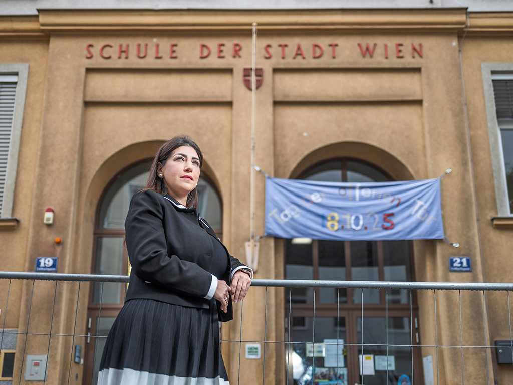 Ilkay Idiskut vor einer Schule in der Liebhartsgasse, einer Ganztagsvolksschule im 16. Wiener Gemeindebezirk