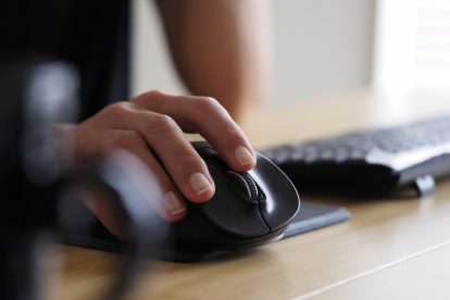 Eine Person drückt eine Maustaste.