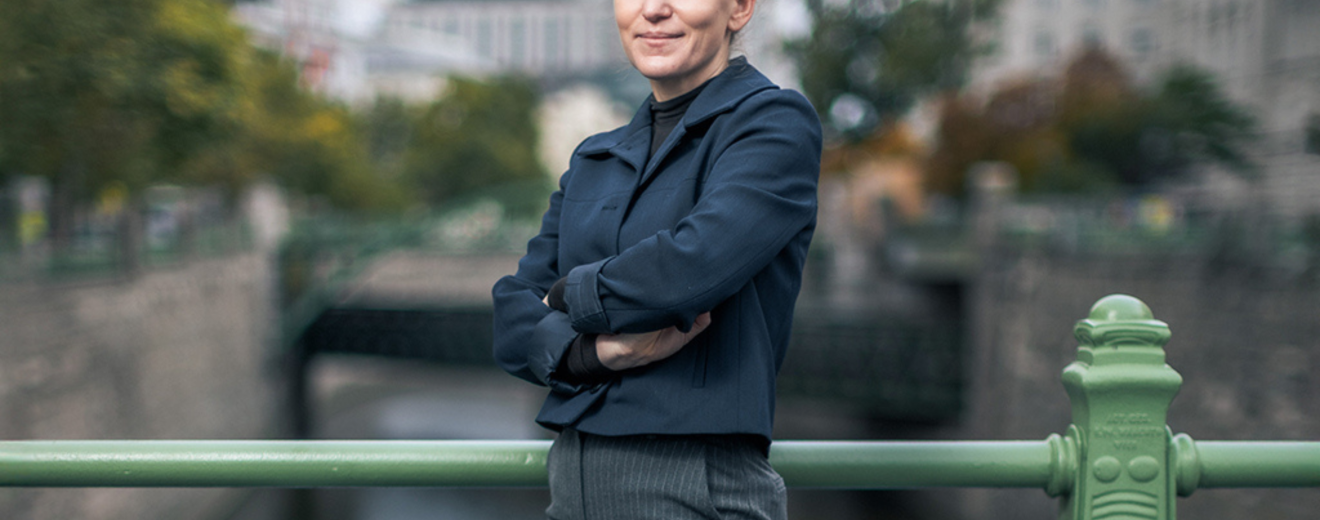 Natalie Harsdorf, Chefin der Bundeswettbewerbsbehörde, steht vor der Wien. Symbolbild für die Regelungen am Markt und Wettbewerbssituation.