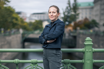 Natalie Harsdorf, Chefin der Bundeswettbewerbsbehörde, steht vor der Wien. Symbolbild für die Regelungen am Markt und Wettbewerbssituation.