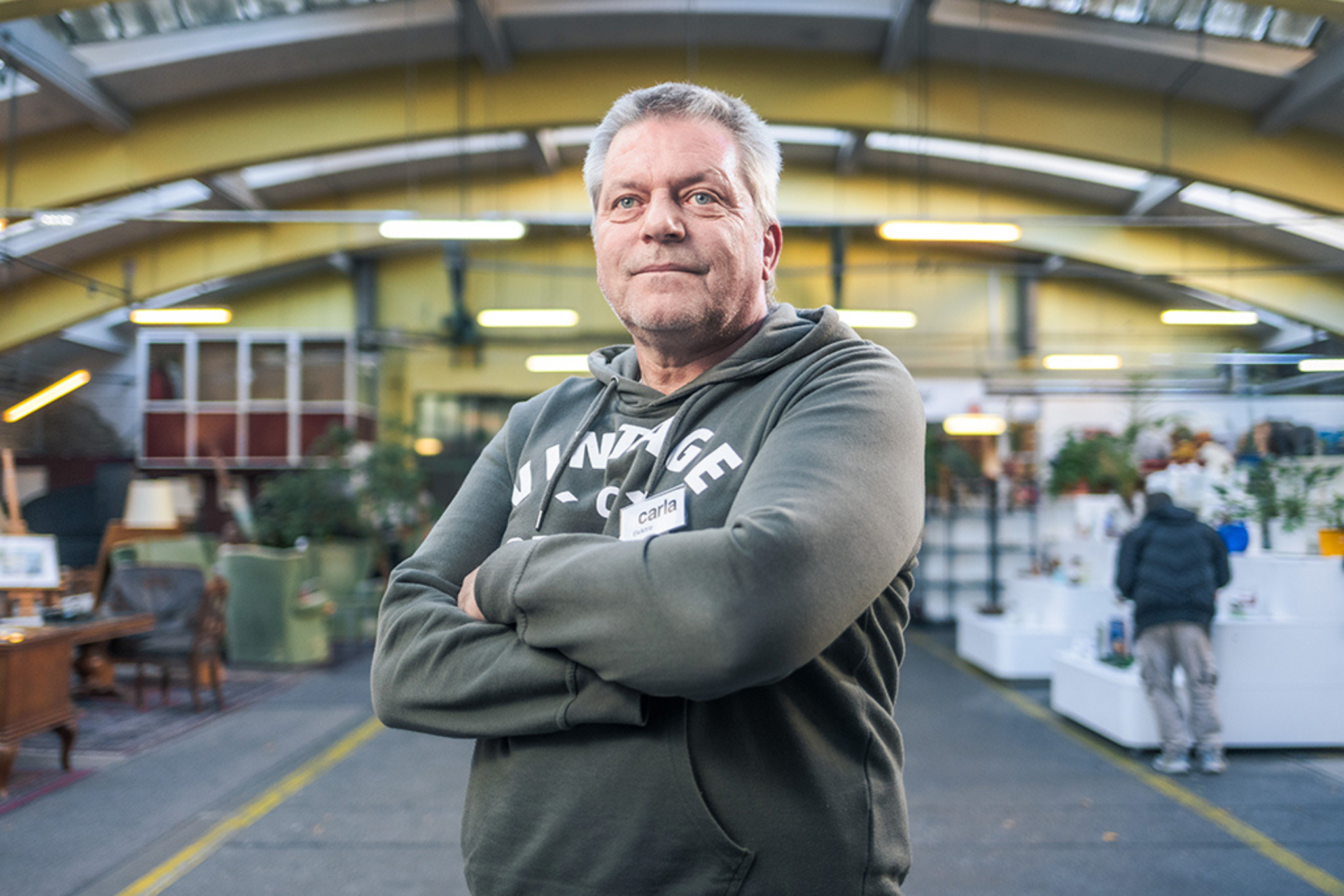 Harald Riedl steht in einem Laden. Symbolbild für Armutsgefährdung in Österreich