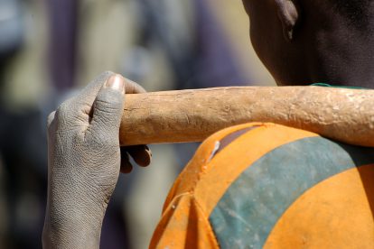 Ein Mann trägt etwas Schweres. Symbolbild für Sklaverei.