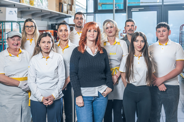 Sabine Grossensteiner steht in der Mitte ihres Teams. „Mitarbeiter:innen trauen sich heute generell mehr als früher“, ist REWE-Konzernbetriebsrätin Sabine Grossensteiner (in der Mitte) überzeugt.