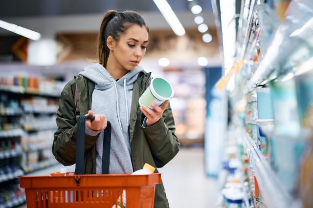 Eine Frau steht im Supermarkt. Symbolbild Österreich Konjunktur 2026