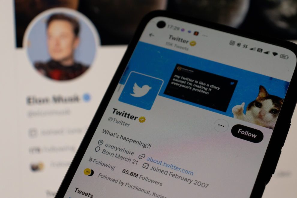 Ein Bild von Twitter mit dem Profil von Besitzer Elon Musk. Symbolbild für: Kommen Social Media Plattformen in die falschen Hände und werden nicht entsprechend reguliert, sind sie eine Brutstätte für Desinformation.