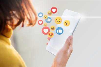 Eine Frau bekommt Likes und Feedback auf Social Media. Symbolbild: Social Media löst beivielen Menschen ein Sucht-Verhalten aus. Wie gefährlich ist das?