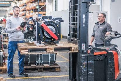 Zwei Männer arbeiten in einer Werkstatt. Symbolbild: In der Werkshalle: Der Konzern TSA in Wiener Neudorf ist Weltmarktführer im Bereich elektromechanischer Antriebe für Schienenfahrzeuge.