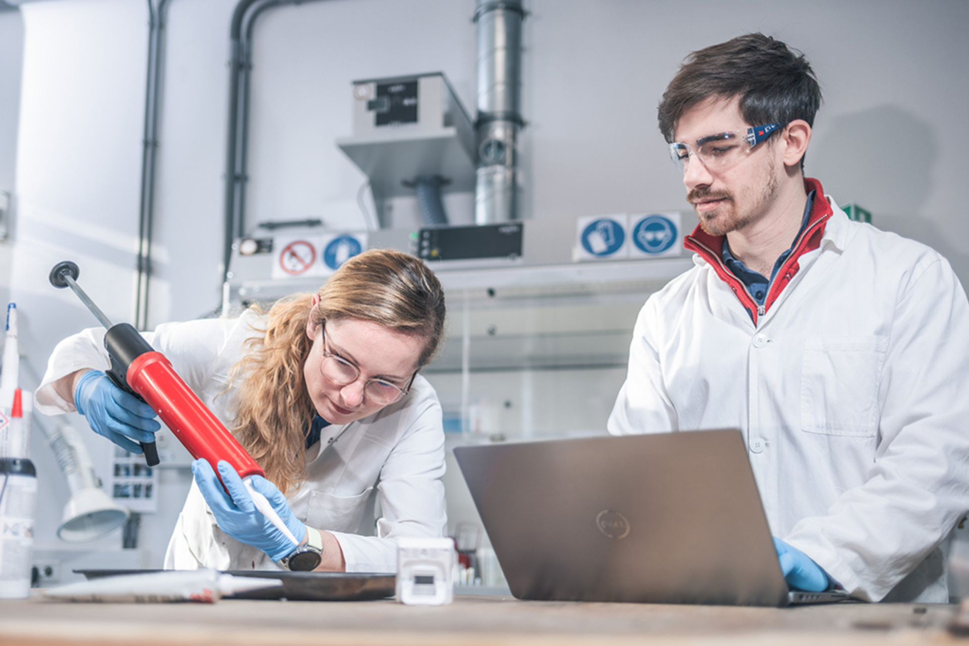 Forschung und Entwicklung: Im hauseigenen Labor werden unterschiedliche Klebstoffe an Kunststoffproben getestet.