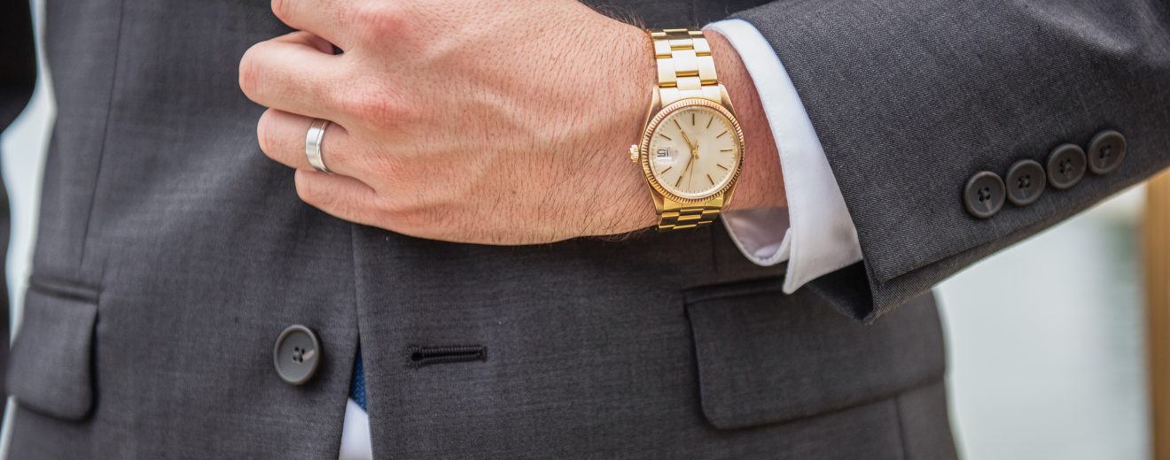 Ein Mann trägt eine Rolex. Symbolbild für Vermögensteuer.