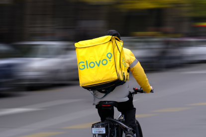 Ein Lieferdienstfahrer transportiert Essen. Symbolbild: Die Staatsanwaltschaft in Italien geht gegen die Arbeitsbedingungen bei Lieferdiensten vor.