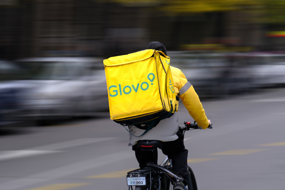 Ein Lieferdienstfahrer transportiert Essen. Symbolbild: Die Staatsanwaltschaft in Italien geht gegen die Arbeitsbedingungen bei Lieferdiensten vor.