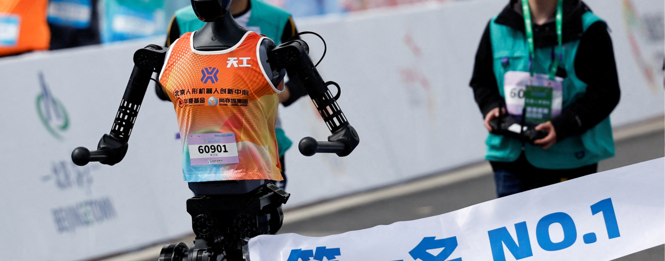 Ein Roboter läuft bei einem Rennen durchs Ziel. Symbolbild: Kein anderes Land setzt so stark auf Künstliche Intelligenz wie China. Was bedeutet das für Europa?