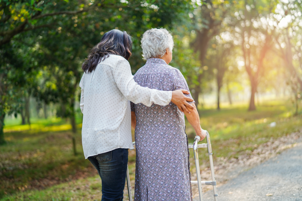 Eine 24-Stunden-Hilfe geht mit einer alten Frau spazieren. Symbolbild: Wenn Pflegekräfte aus anderen europäischen Ländern nach Österreich kommen, entstehen dort Lücken. Das nennt man Care Drain.