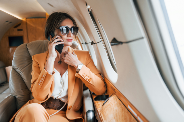 Eine reiche Frau sitzt im Privatjet. Symbolbild: Wen trifft die Vermögens- und Erbschaftsteuer wirklich?