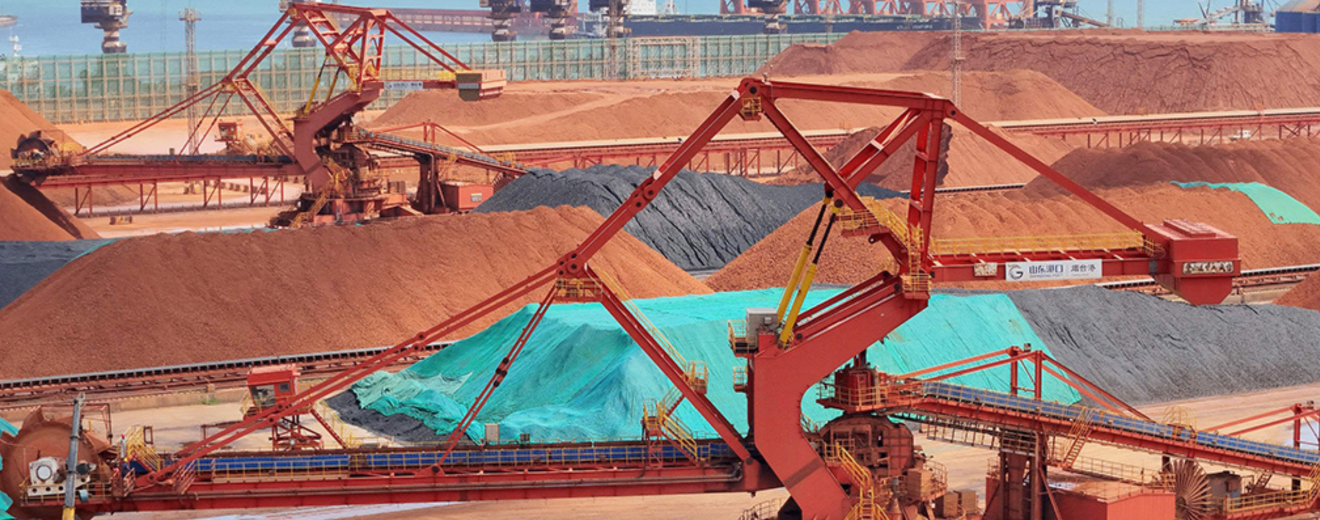 Kohle, Eisenerz und Bauxit aus Guinea werden in einem Hafen in der chinesischen Provinz Shandong verladen. China liegt im globalen Rennen um Rohstoffe an der Spitze. | © APA-Images_AFP_STR