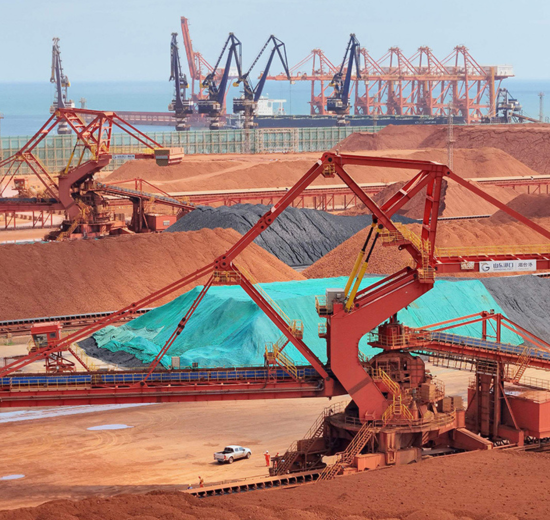Kohle, Eisenerz und Bauxit aus Guinea werden in einem Hafen in der chinesischen Provinz Shandong verladen. China liegt im globalen Rennen um Rohstoffe an der Spitze. | © APA-Images_AFP_STR