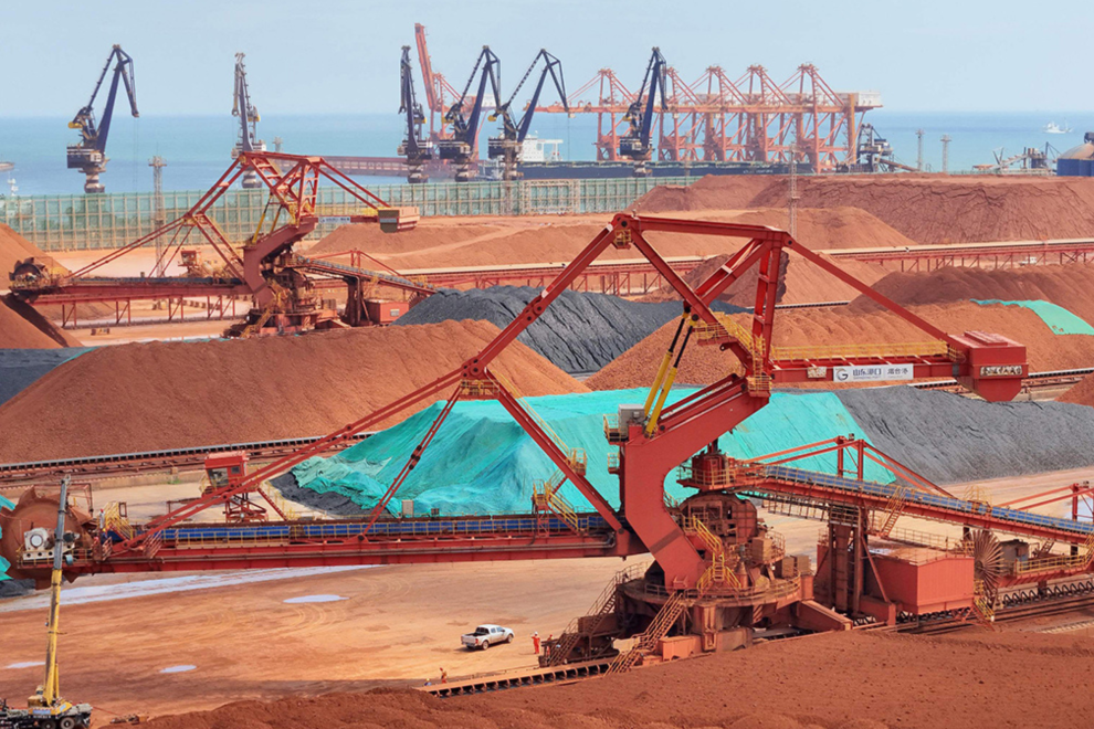 Kohle, Eisenerz und Bauxit aus Guinea werden in einem Hafen in der chinesischen Provinz Shandong verladen. China liegt im globalen Rennen um Rohstoffe an der Spitze. | © APA-Images_AFP_STR