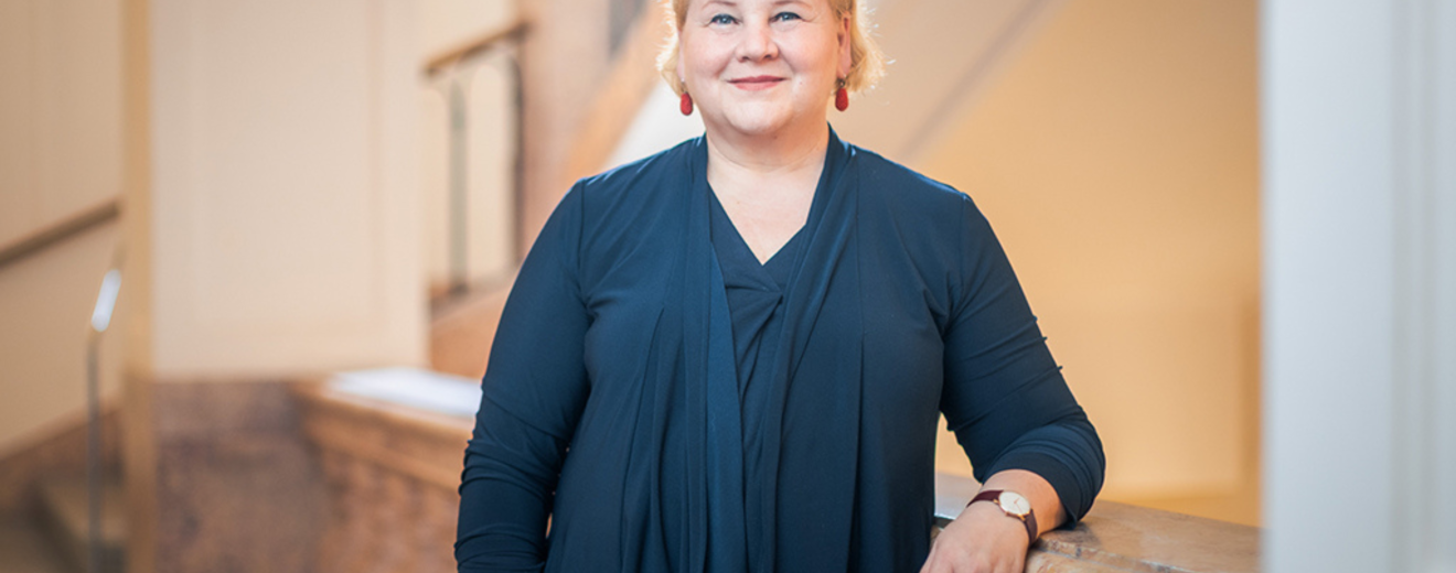 Korinna Schumann, geboren 1966 in Wien, arbeitete seit 1989 im Sozialministerium und wurde kurz darauf Teil der Personalvertretung. Bevor sie 2025 in die Regierung wechselte, war sie u. a. Präsidentin des Bundesrates (2022), Bundesfrauenvorsitzende sowie Vizepräsidentin des ÖGB (beides seit 2018). | © Markus Zahradnik