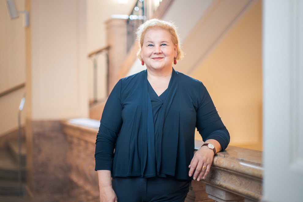 Korinna Schumann, geboren 1966 in Wien, arbeitete seit 1989 im Sozialministerium und wurde kurz darauf Teil der Personalvertretung. Bevor sie 2025 in die Regierung wechselte, war sie u. a. Präsidentin des Bundesrates (2022), Bundesfrauenvorsitzende sowie Vizepräsidentin des ÖGB (beides seit 2018). | © Markus Zahradnik