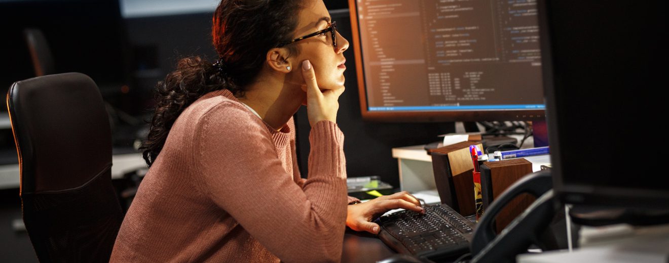 Eine Frau sitzt nachts vor einem Computer. Symbolbild für den Vorwurf der Lifestyle-Teilzeit.