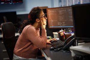 Eine Frau sitzt nachts vor einem Computer. Symbolbild für den Vorwurf der Lifestyle-Teilzeit.