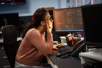 Eine Frau sitzt nachts vor einem Computer. Symbolbild für den Vorwurf der Lifestyle-Teilzeit.